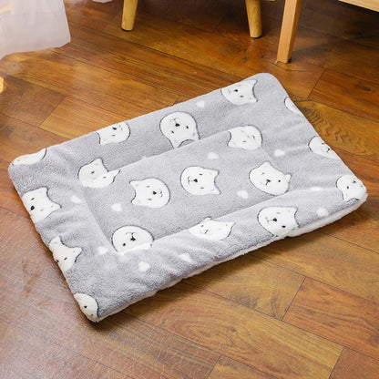 Coussin moelleux pour animaux hiver avec motifs de chats sur fond gris, idéal pour le confort de votre animal.